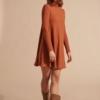 Vestido corto liso con falda vuelo